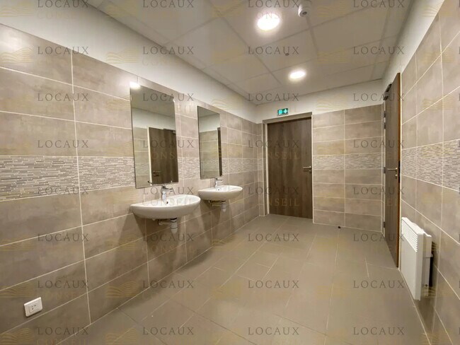 Plus de détails pour Local d'activités à louer