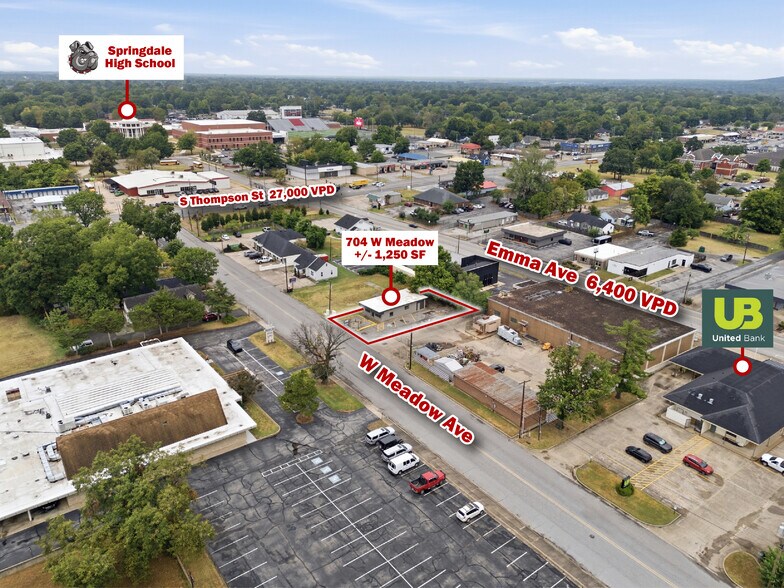 704 W Meadow Ave, Springdale, AR à louer - Photo de l’immeuble – Image 3 sur 15