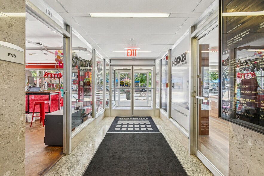8216-8218 Wisconsin Ave, Bethesda, MD à louer - Photo de l’immeuble – Image 2 sur 4