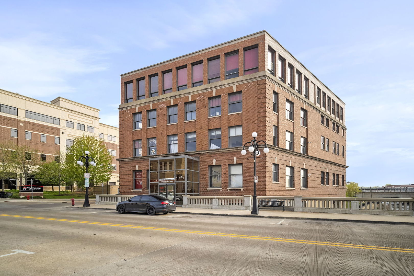 31 W Downer Pl, Aurora, IL à louer Photo principale– Image 1 sur 6