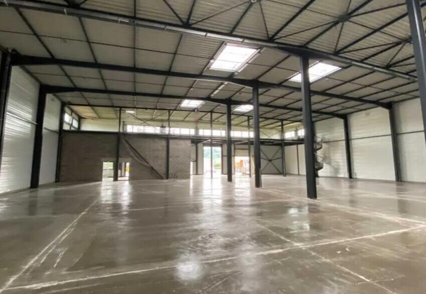Local d’activités dans Heyrieux à louer - Photo de l’immeuble – Image 1 sur 21