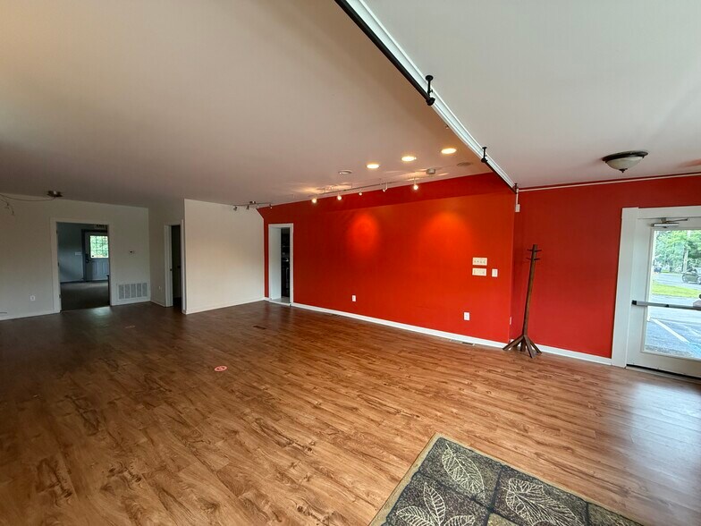 258 Alplaus Ave, Alplaus, NY à louer - Photo de l’immeuble – Image 2 sur 4