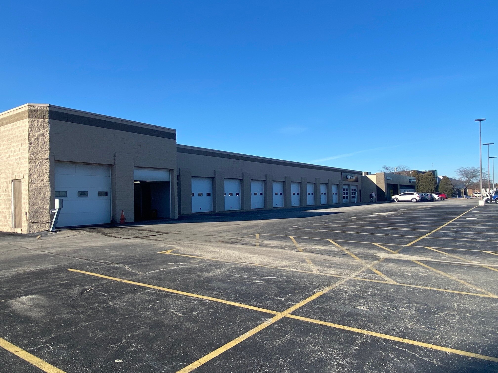 8301 N 76th St, Milwaukee, WI à louer Photo de l’immeuble– Image 1 sur 13