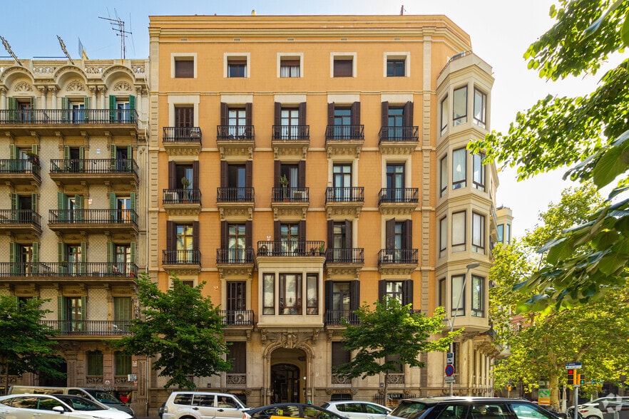 Immeuble residentiel dans Barcelone, Barcelona à vendre - Photo de l’immeuble – Image 2 sur 3
