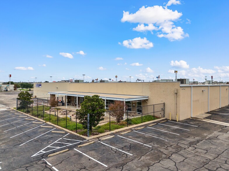 1205 N Loop 340, Waco, TX à louer - Photo de l’immeuble – Image 2 sur 9
