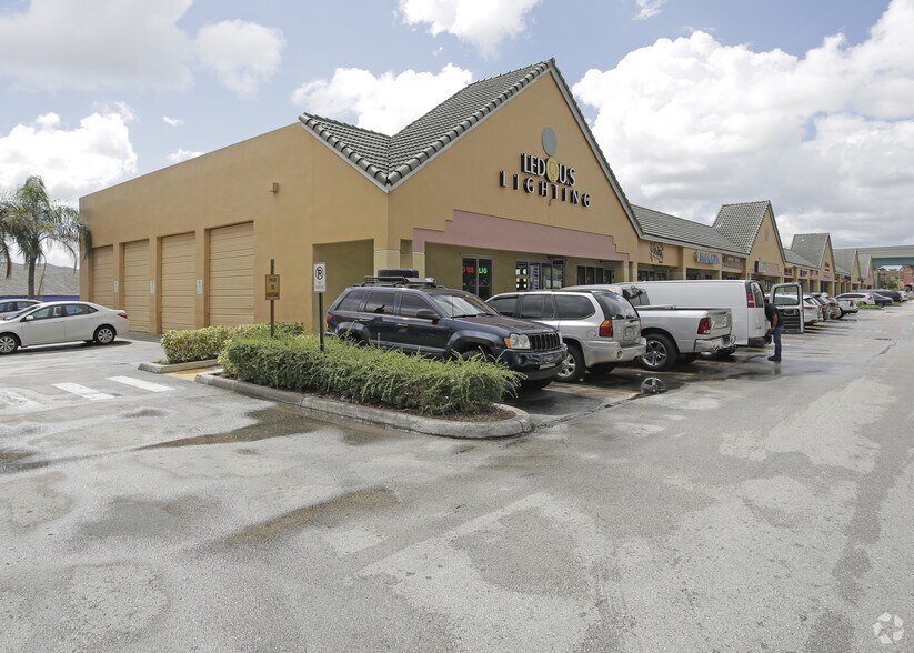 2713 NW 79th Ave, Doral, FL à louer - Photo de l’immeuble – Image 3 sur 6