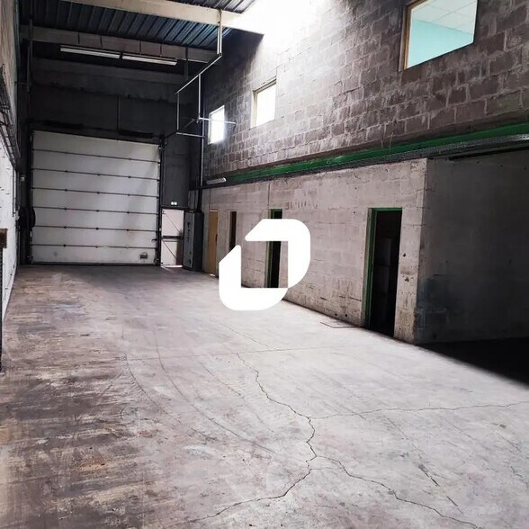 Local d’activités dans Valenton à louer - Photo de l’immeuble – Image 3 sur 8