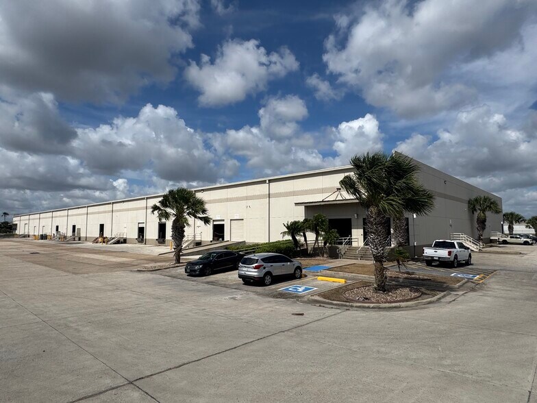 1000 Billy Mitchell Blvd, Brownsville, TX à louer - Photo de l’immeuble – Image 2 sur 5