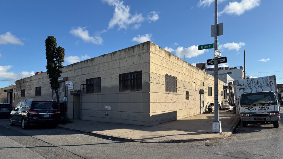 Flushing Warehouse portefeuille de 2 biens à vendre sur LoopNet.fr - Photo de l’immeuble – Image 3 sur 6