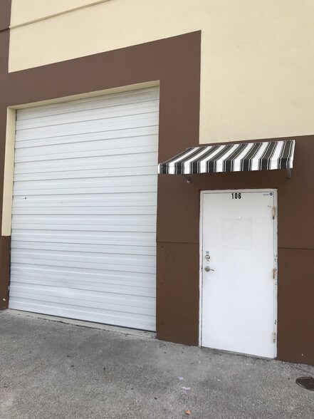 2635 NE 188th St, Miami, FL à louer - Photo de l’immeuble – Image 1 sur 6
