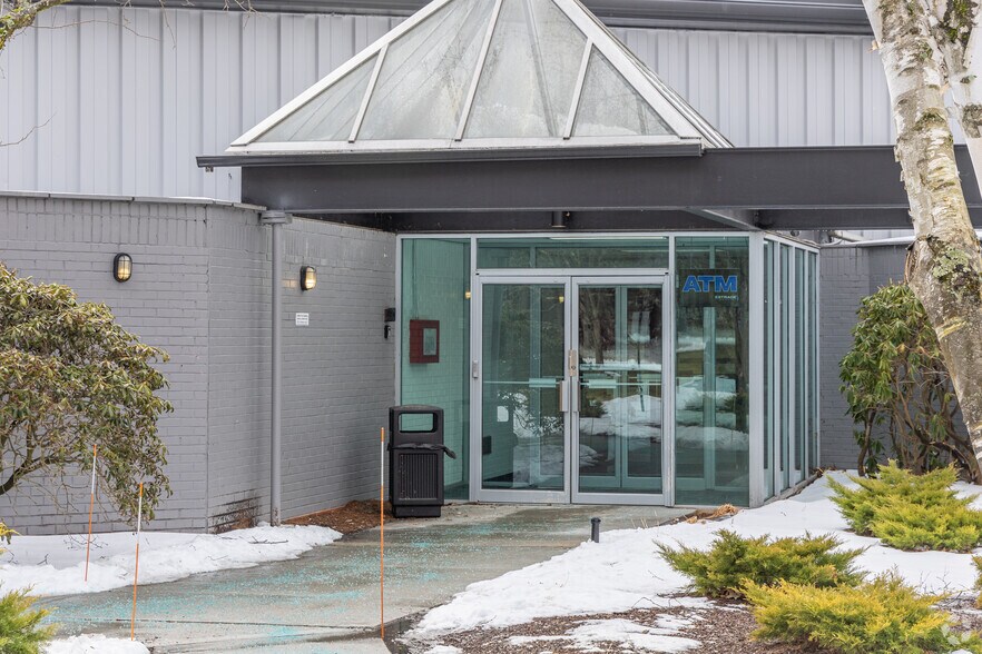 577 Main St, Hudson, MA à louer - Photo de l’immeuble – Image 3 sur 5