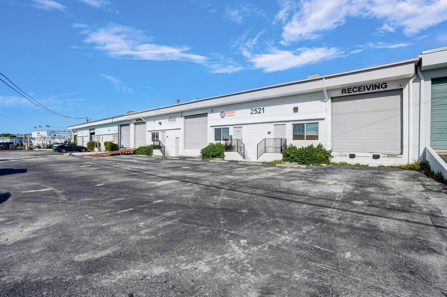 2521 NE 4th Ave, Pompano Beach, FL à louer - Photo principale – Image 1 sur 42
