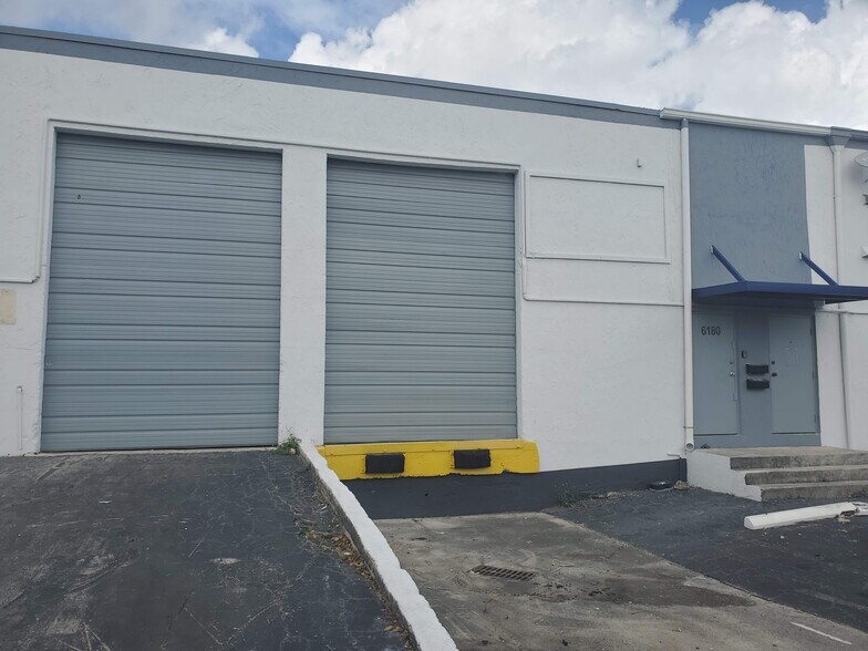 6100 - 6112 NW 74 Avenue, Miami, FL à louer - Photo de l’immeuble – Image 2 sur 3