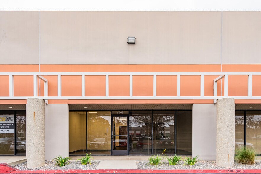 1609 S Grove Ave, Ontario, CA à louer - Photo de l’immeuble – Image 2 sur 25