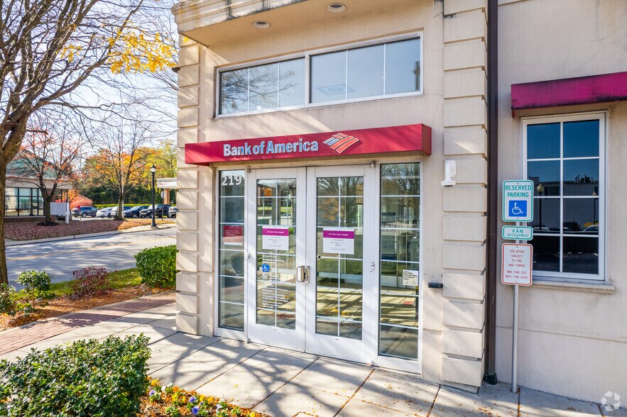 217 E Lancaster Ave, Wayne, PA à vendre - Photo de l’immeuble – Image 3 sur 7