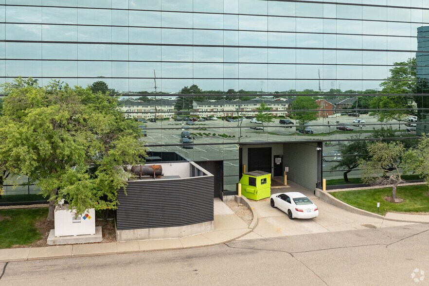 340 E Big Beaver Rd, Troy, MI à louer - Photo de l’immeuble – Image 3 sur 28