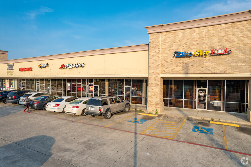 15002 Ella Blvd, Houston, TX à louer - Photo de l’immeuble – Image 3 sur 8