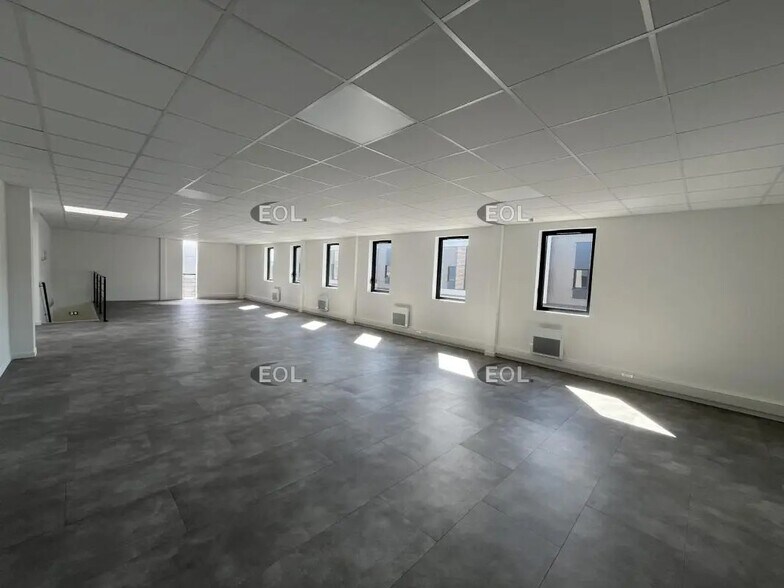 Local d’activités dans Les Mureaux à louer - Photo de l’immeuble – Image 3 sur 5