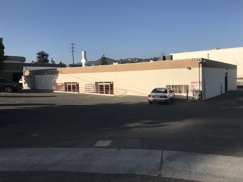 525 Opper St, Escondido, CA à louer - Photo de l’immeuble – Image 3 sur 5