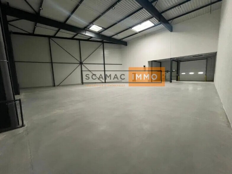 Industriel/Logistique dans Osny à louer - Photo de l’immeuble – Image 1 sur 6