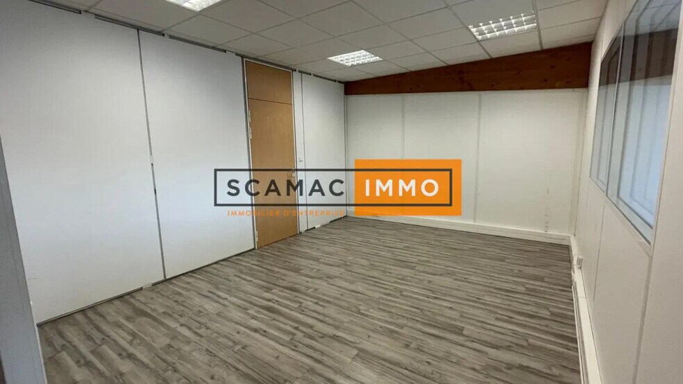 Bureau dans Morainvilliers à vendre - Photo de l’immeuble – Image 3 sur 11