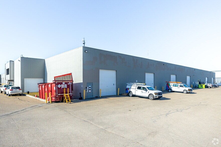 18216 102 Ave NW, Edmonton, AB à louer - Photo de l’immeuble – Image 2 sur 2