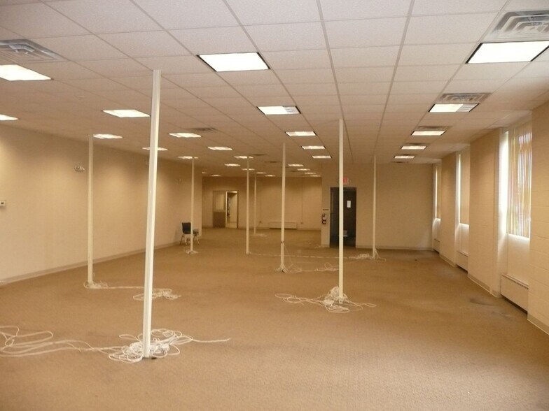 1735 N Bendix Dr, South Bend, IN à vendre - Photo intérieure – Image 3 sur 8