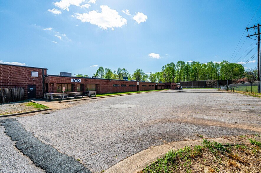 106 Somerset Dr, Conover, NC à louer - Photo de l’immeuble – Image 3 sur 25