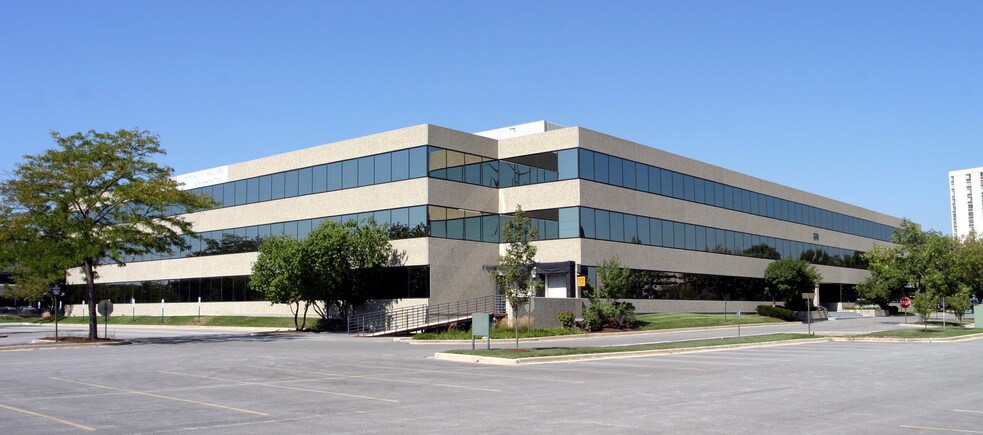2707 Butterfield Rd, Oak Brook, IL à louer - Photo de l’immeuble – Image 2 sur 18