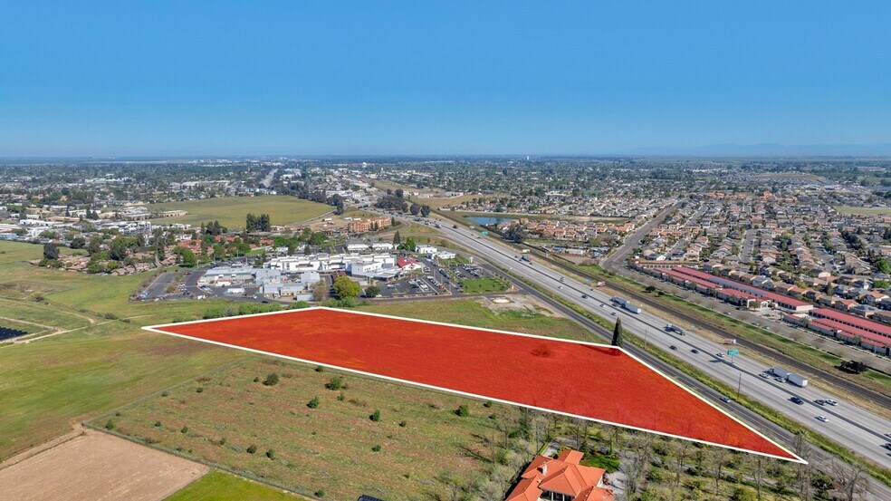 1000 Gary ln, Madera, CA à vendre - Photo de l’immeuble – Image 2 sur 4