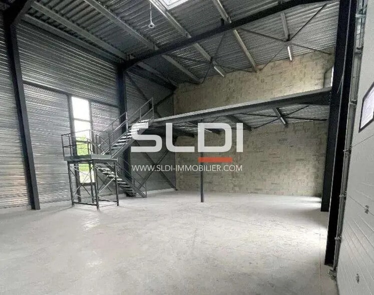 Local d'activités dans Bourgoin-Jallieu à vendre - Photo de l’immeuble – Image 3 sur 3