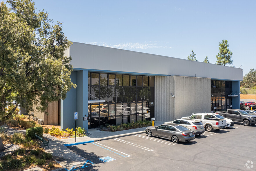 5126 Clareton Dr, Agoura Hills, CA à louer - Photo principale – Image 1 sur 5