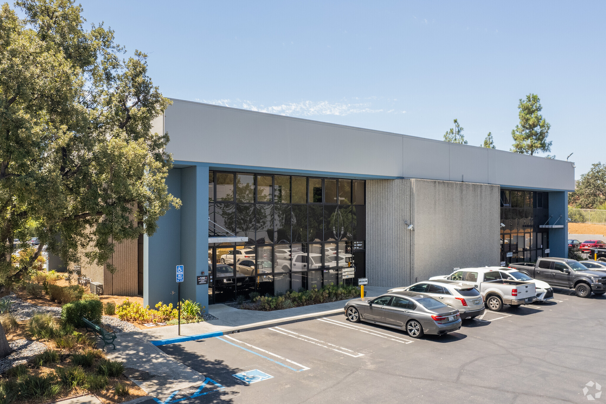 5126 Clareton Dr, Agoura Hills, CA à louer Photo principale– Image 1 sur 6
