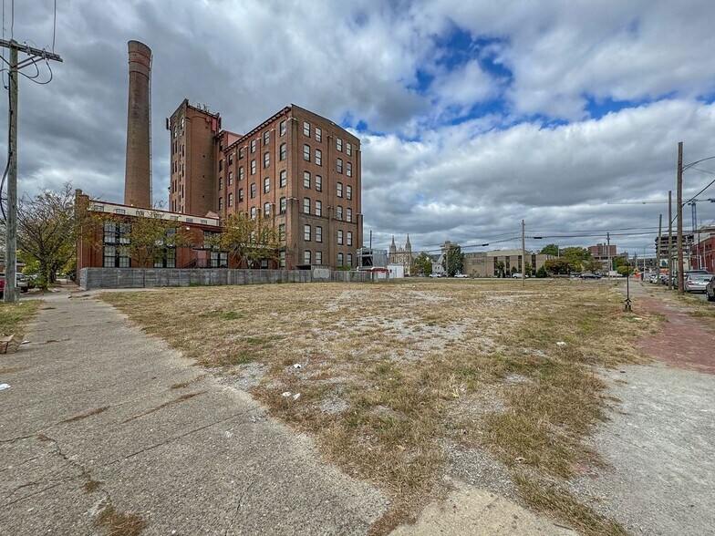 430-440 E Broadway and Finzer, Louisville, KY à vendre - Photo de l’immeuble – Image 2 sur 7