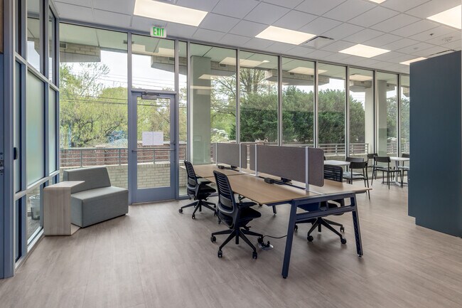 Plus de détails pour 4037 E Independence Blvd, Charlotte, NC - Coworking à louer