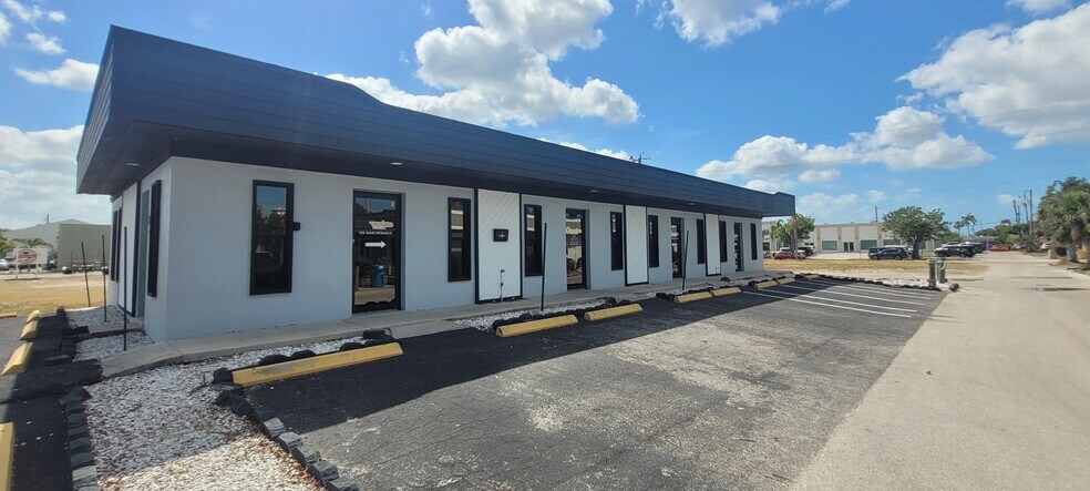1210 SE 46th Ln, Cape Coral, FL à louer - Photo de l’immeuble – Image 2 sur 12