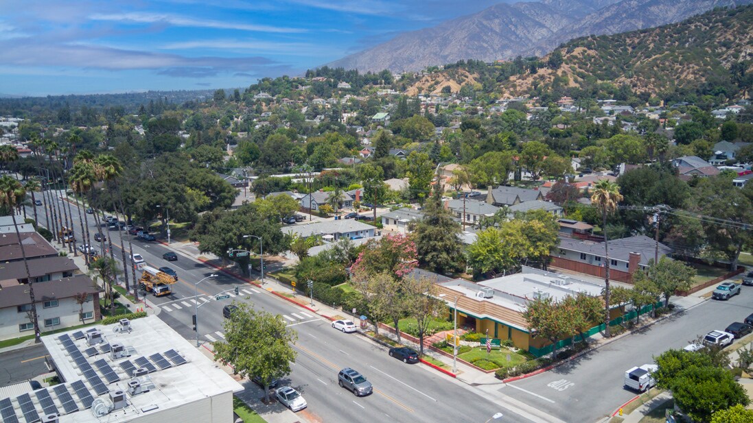 635 W Foothill Blvd, Monrovia, CA à louer Photo de l’immeuble– Image 1 sur 18
