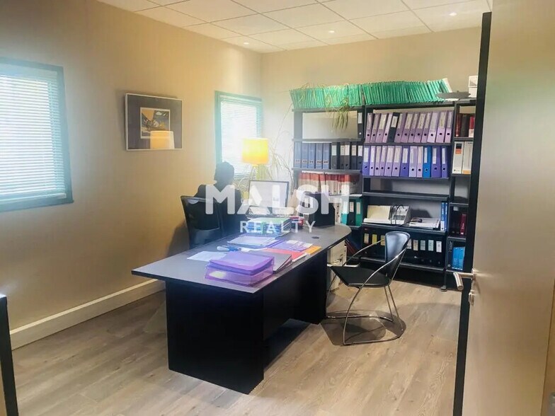 Bureau dans Bron à vendre - Photo de l’immeuble – Image 3 sur 13
