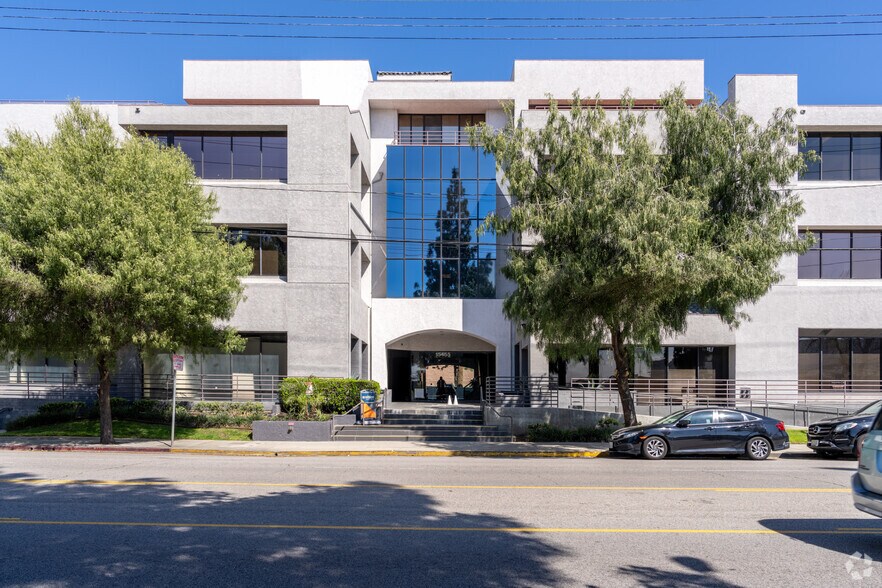 15455 San Fernando Mission Blvd, Mission Hills, CA à vendre - Photo de l’immeuble – Image 3 sur 8