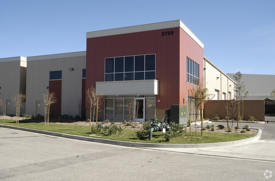 2733 S Vista Ave, Rialto, CA à louer - Photo de l’immeuble – Image 2 sur 5