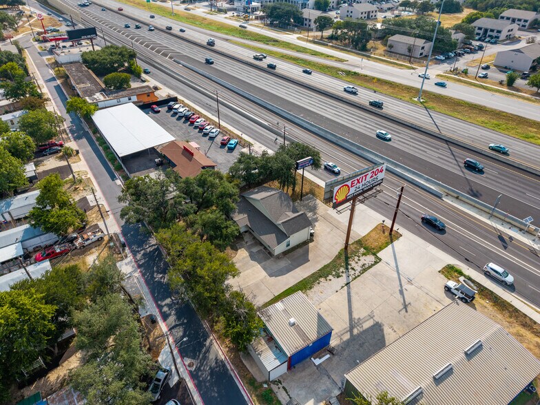 1712 N Interstate 35, San Marcos, TX à vendre - Photo de l’immeuble – Image 3 sur 40