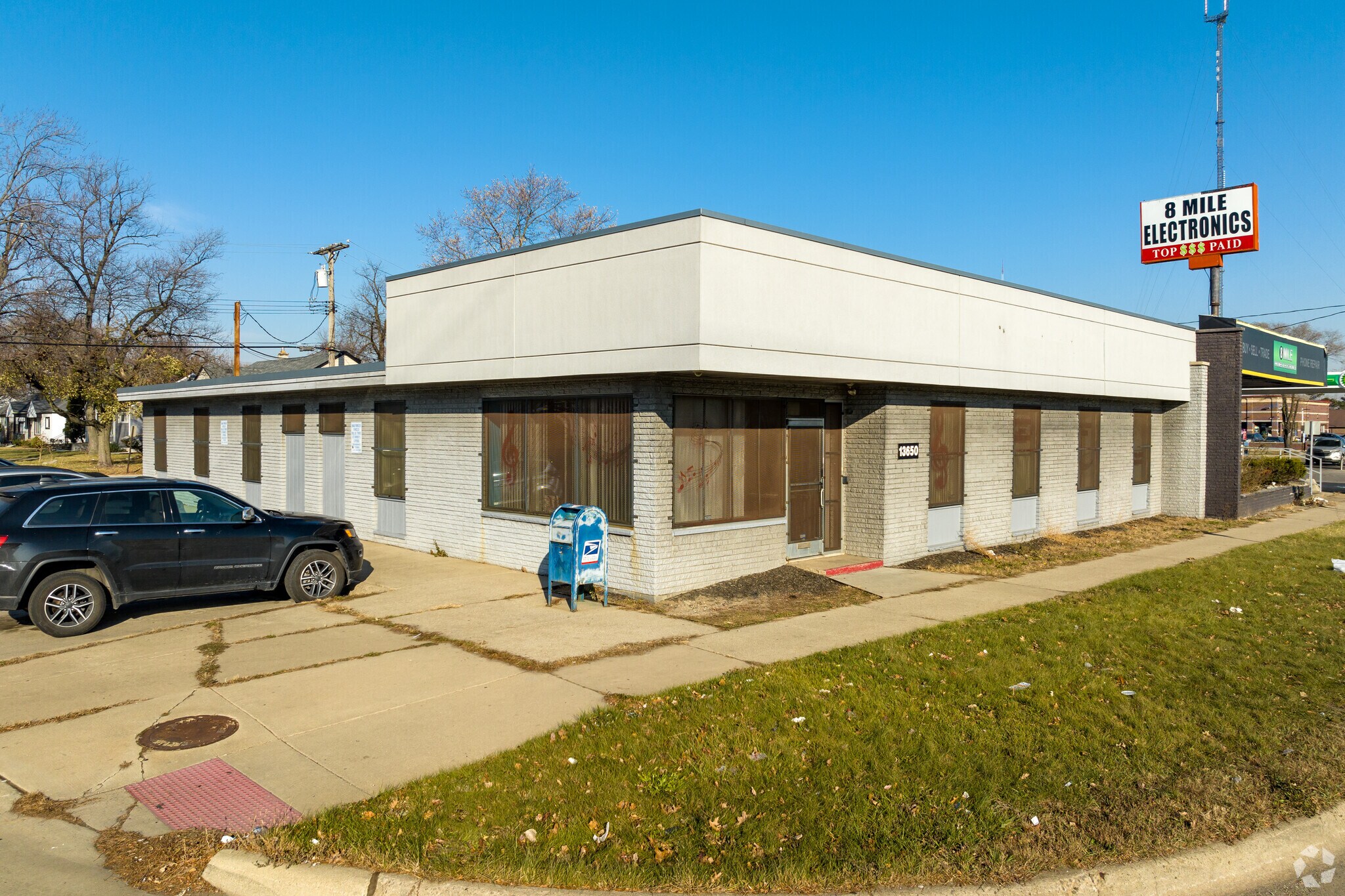 13650 W 8 Mile Rd, Oak Park, MI à vendre Photo de l’immeuble– Image 1 sur 6
