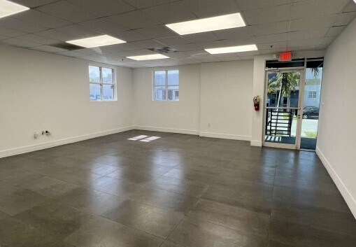 5065 NW 74th Ave, Miami, FL à louer - Photo intérieure – Image 2 sur 7