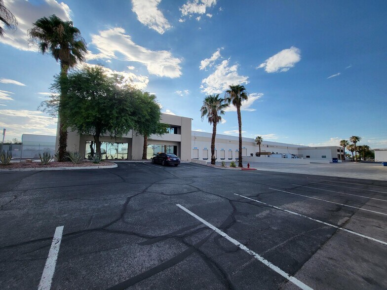 3326 Ponderosa Way, Las Vegas, NV à louer - Photo de l’immeuble – Image 2 sur 44