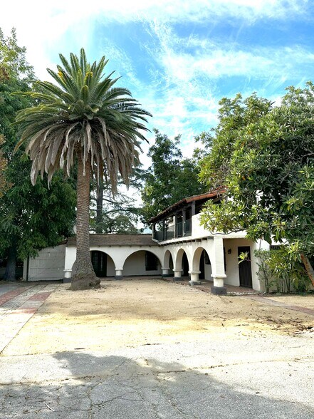 10623 Riverside Dr, North Hollywood, CA à louer - Photo de l’immeuble – Image 3 sur 17