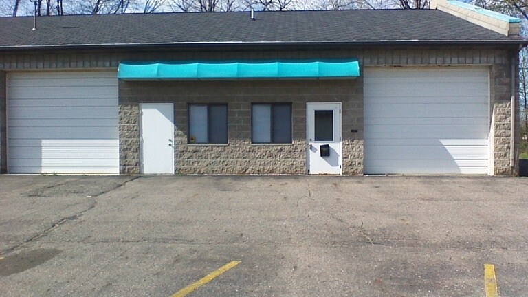 400 Business Centre Dr, Lansing, MI à louer - Photo de l’immeuble – Image 3 sur 9