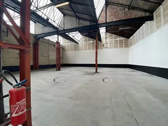 Local d’activités dans Villeneuve-la-Garenne à louer - Photo de l’immeuble – Image 3 sur 3