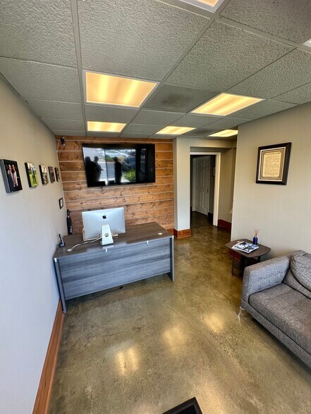3186 Airway Ave, Costa Mesa, CA à louer - Photo de l’immeuble – Image 2 sur 14