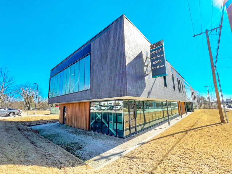 1011 SW A St, Bentonville, AR à louer - Photo de l’immeuble – Image 1 sur 4