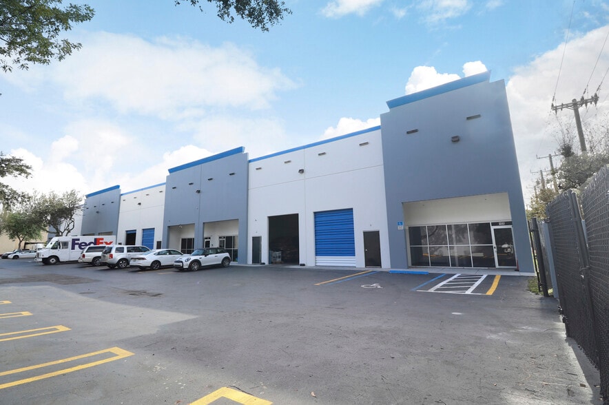 955 NW 159th Dr, Miami, FL à louer - Photo de l’immeuble – Image 2 sur 31
